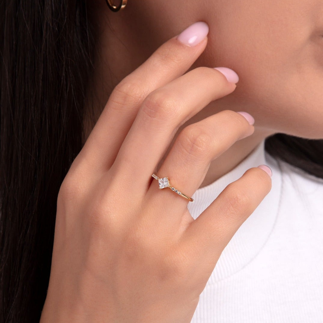 Minimalist Prenses Kesim Tektaş Yüzük - 14K Altın Yüzük