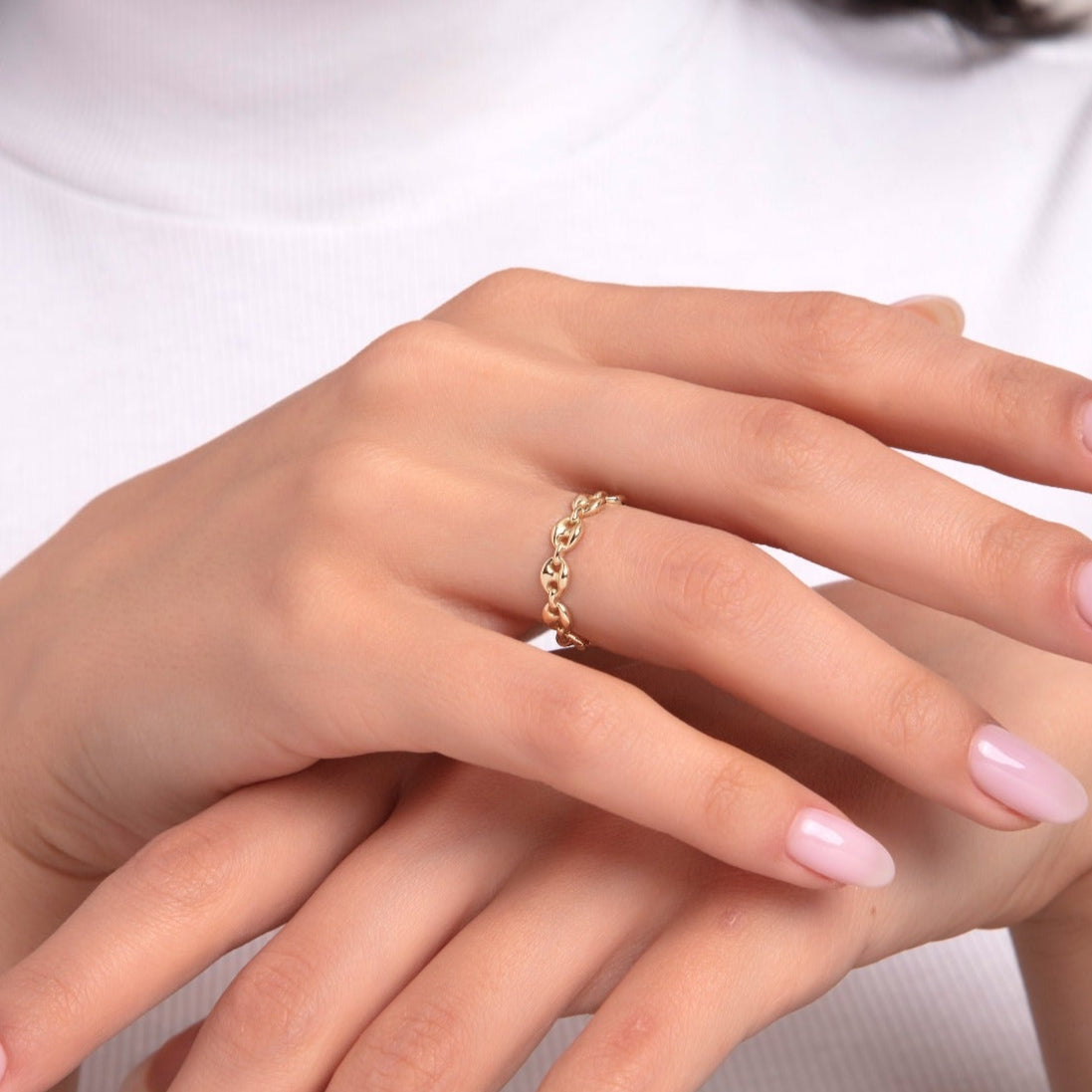 Minimalist tarzda oval halkalı altın yüzük