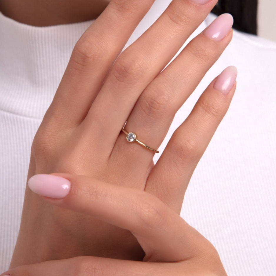 Minimalist altın yüzük, pear cut tek taş görünümlü tasarım